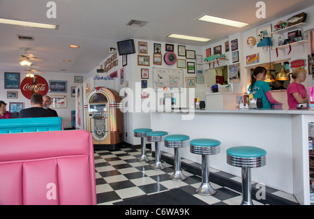 Intérieur de M. D'z Diner, Kingman, Arizona, avec tabourets de bar et les serveuses. Banque D'Images