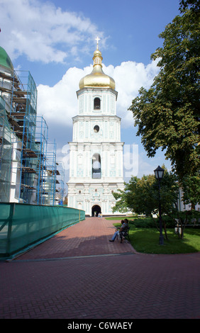 Tour d'entrée donne sur la cathédrale Sainte-Sophie à Kiev, Ukraine complexes Banque D'Images