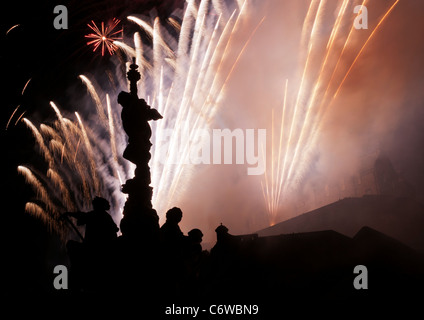 Silhouette de Ross Fountain, Princess gardens, Édimbourg, avec feux d'artifice colorés derrière Banque D'Images