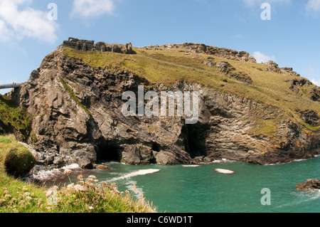 Le reste du château de Tintagel, lieu de naissance légendaire du roi Arthur à Tintagel, Cornwall, Angleterre. Banque D'Images