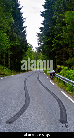 Pneu noir long des marques de dérapage sur une route de campagne près de public, la Norvège Spangereid Banque D'Images