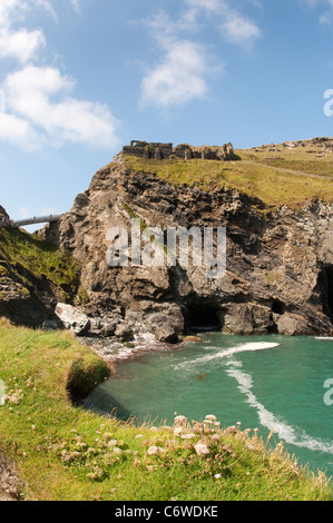 Le reste du château de Tintagel, lieu de naissance légendaire du roi Arthur à Tintagel, Cornwall, Angleterre. Banque D'Images