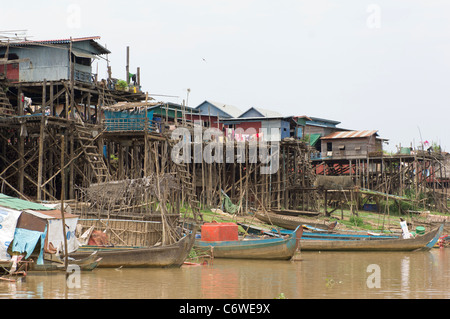 Maisons sur pilotis de Kompong Klang village, sur un affluent du lac Tonle Sap, près de Siem Reap, Cambodge Banque D'Images