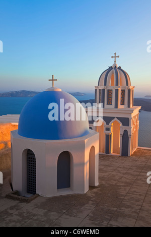 Les clochers de l'Église orthodoxe avec vue sur la caldeira de Fira, Santorin (thira), Cyclades, Mer Égée, Grèce, Europe Banque D'Images