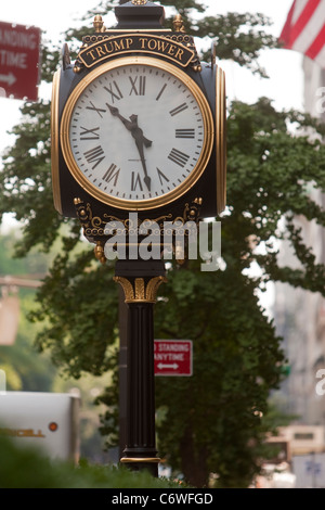 Le Trump Tower Street clock est représenté sur la Cinquième Avenue à New York, NY, mardi 2 août 2011. Banque D'Images