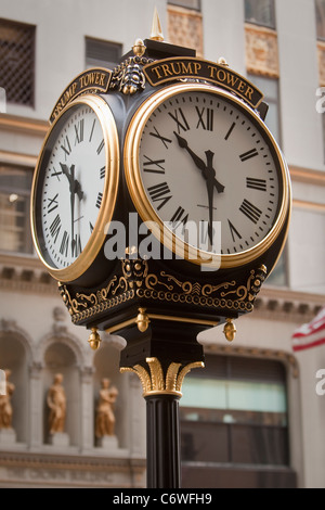 Le Trump Tower Street clock est représenté sur la Cinquième Avenue à New York, NY, mardi 2 août 2011. Banque D'Images