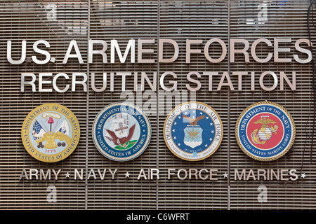 Une station de recrutement des Forces armées des États-Unis est représenté sur Times Square à New York, NY Banque D'Images