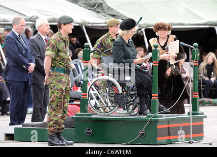 Camilla, Duchesse de Cornwall dans un fauteuil roulant après avoir cassé sa jambe tout en marchant en Ecosse, présente campagne en Afghanistan Banque D'Images