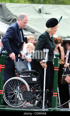 Camilla, Duchesse de Cornouailles utilise des béquilles après avoir cassé sa jambe tout en marchant en Ecosse, présente campagne en Afghanistan Banque D'Images