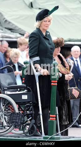 Camilla, Duchesse de Cornouailles utilise des béquilles après avoir cassé sa jambe tout en marchant en Ecosse, présente campagne en Afghanistan Banque D'Images