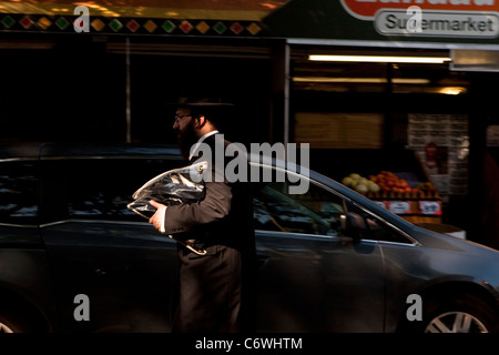 Les hommes juifs hassidiques d'une marche dans le quartier de Williamsburg, le quartier de Brooklyn à New York, NY, le lundi 1er août 2011. Banque D'Images