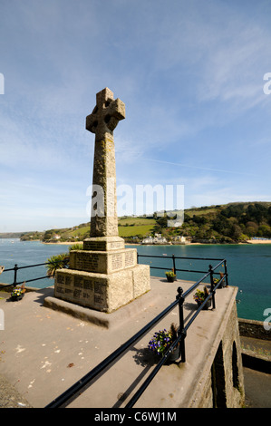 Salcombe War Memorial de l'estuaire avec en arrière-plan, South Hams, Devon, Angleterre. Banque D'Images