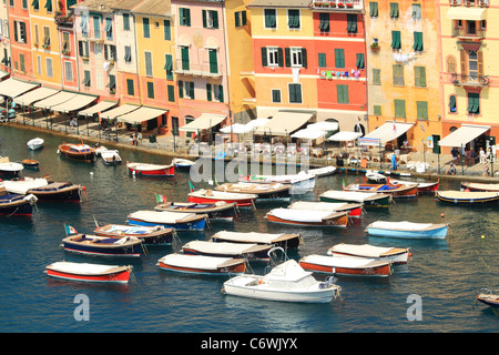 Vue sur les bateaux le long de maisons multicolores flottant de Portofino - petite ville sur la mer de Ligurie en Italie du nord. Banque D'Images