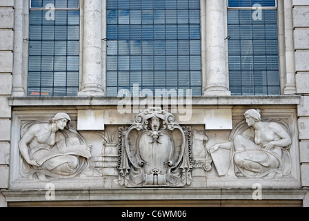 Sculpture allégorique par f e e schenck sur façade de la bibliothèque centrale 1905 75015, Hammersmith, Londres, Angleterre Banque D'Images