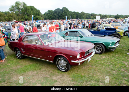 Classiques sur la politique commune d'Harpenden USA 2011 Ford Mustang voiture classique vert rouge 1966 Mach 1 1969 428 Cobra jet motor show de muscle Banque D'Images