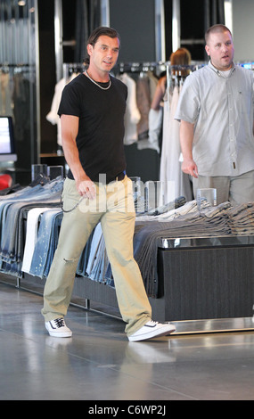 Gavin Rossdale shopping à l'Armani Exchange sur Robertson Boulevard à Los Angeles, Californie - 06.05.10 Banque D'Images