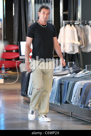 Gavin Rossdale shopping à l'Armani Exchange sur Robertson Boulevard à Los Angeles, Californie - 06.05.10 Banque D'Images