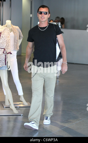 Gavin Rossdale shopping à l'Armani Exchange sur Robertson Boulevard à Los Angeles, Californie - 06.05.10 Banque D'Images