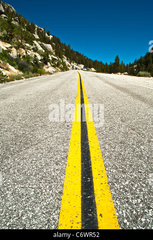 Tioga Pass Road traverse le parc. La double bande jaune. Banque D'Images