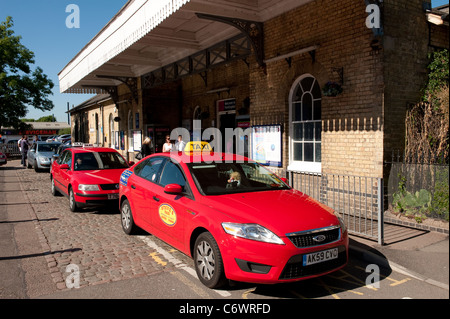 Les taxis d'attente afin de recueillir les clients à l'extérieur de la gare, Huntingdon Cambridgeshire, Angleterre. Banque D'Images