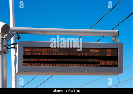 Affichage numérique de l'information client sur une plate-forme de chemin de fer en Angleterre. Banque D'Images