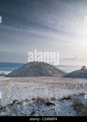 Silbury Hill, un ancien monument mégalithique dans le Wiltshire, recouverts d'une couche de neige et de gel. Banque D'Images
