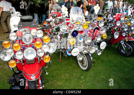 Classiques sur la politique commune d'Harpenden 2011 Lambretta scooter mod 1960 vélo miroirs swinging sixties chrome moteur voiture classique Banque D'Images