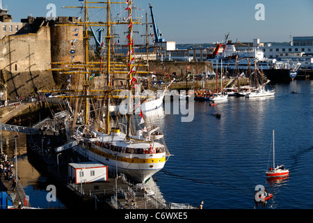 Mircea (trois-mâts barque, Roumanie) et Cisne Branco (le trois-mâts carré, Brésil) amarré dans le port de Brest Penfeld, (Bretagne, FR) Banque D'Images