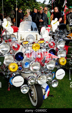 Classiques sur la politique commune d'Harpenden 2011 Lambretta scooter mod 1960 vélo miroirs swinging sixties chrome moteur voiture classique Banque D'Images