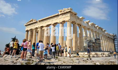 Athènes, Grèce, un groupe de touristes visitant le Parthénon dans l'Acropole Banque D'Images
