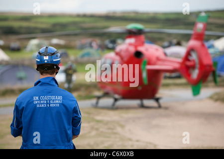 Service de sauvetage de la Garde côtière est responsable bénévole Galles air ambulance rescue à Hillend Camping Site, Llangennith, Gower Banque D'Images