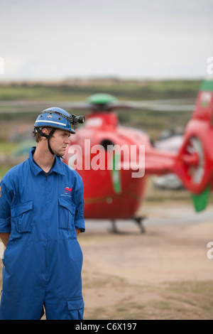 Service de sauvetage de la Garde côtière est responsable bénévole Galles air ambulance décoller à Hillend Camping Site, Llangennith, Gower Banque D'Images