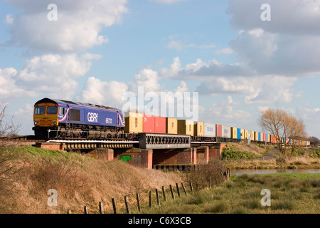 Une classe de GBRf locomotive 66 un travail de transport intermodal de marchandises à Ely Dock Junction. 14 mars 2007. Banque D'Images