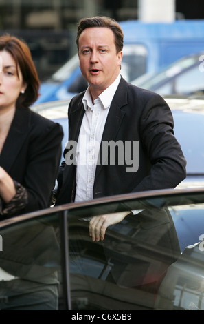 Le dirigeant conservateur David Cameron en dehors de la BBC Radio 1 studios London, England - 27.04.10 : Banque D'Images