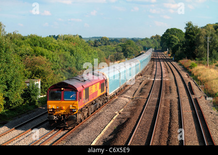 Un EWS locomotive classe 66 66055 un train de travail nombre de transporteurs de voitures vides à moindre Basildon. Banque D'Images