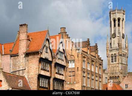 La vue sur le clocher du beffroi de Bruges Rozenhoedkaai Banque D'Images