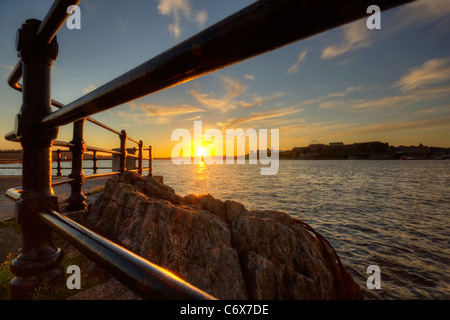 Coucher de soleil sur Plymouth Hoe vu de Mountbatten Banque D'Images