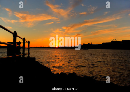 Coucher de soleil sur Plymouth Hoe vu de Mountbatten Banque D'Images