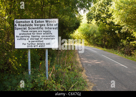 Un panneau routier désignant le site d'intérêt scientifique particulier (SSSI) de Eaton et Gamston Woods, près de Retford, Nottinghamshire Banque D'Images