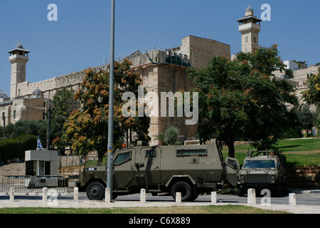 Forces de défense devant le Tombeau des Patriarches, d'essayer de prévenir les massacres dans le lieu saint à Hébron, Israël. Banque D'Images