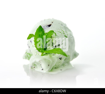 Une boule de glace à la menthe ou pistache aux pépites de chocolat Banque D'Images