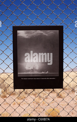 Une photographie sur l'affichage à l'Site Trinity au Nouveau-Mexique montre la première explosion nucléaire en 1945. Banque D'Images