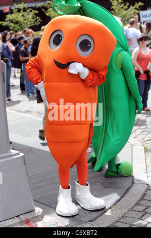 Les végétariens prennent part à la Veggie Pride Parade annuelle dans le Meatpacking district de New York, USA le 16 mai 2010. Banque D'Images