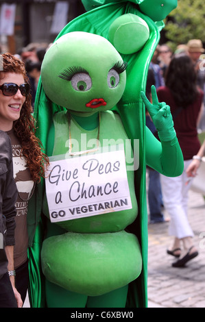 Les végétariens prennent part à la Veggie Pride Parade annuelle dans le Meatpacking district de New York, USA le 16 mai 2010. Banque D'Images