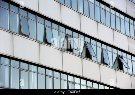 Détail d'un immeuble de bureaux à la façade de verre avec fenêtres ouvertes Banque D'Images