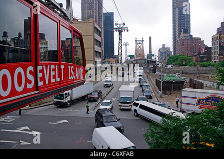 Roosevelt Island tramway aérien laissant Mid-town Manhattan station pour Roosevelt Island sur l'intersection pour traversée de pont Banque D'Images