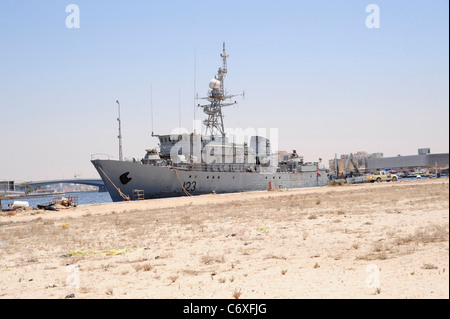 Les FRÉGATES DE LA CLASSE KONI Al Hani de Libye hull no. 213 de la nef à Kadhafi des quais à Bengdazi Banque D'Images