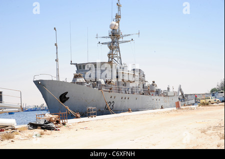 Les FRÉGATES DE LA CLASSE KONI Al Hani de Libye hull no. 213 de la nef à Kadhafi des quais à Bengdazi Banque D'Images