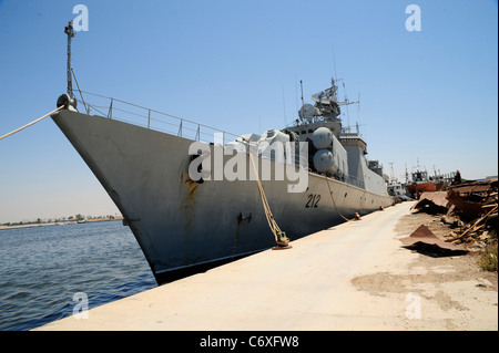 Les FRÉGATES DE LA CLASSE KONI Al Hani de Libye hull no. 212 de la nef à Kadhafi des quais à Bengdazi Banque D'Images