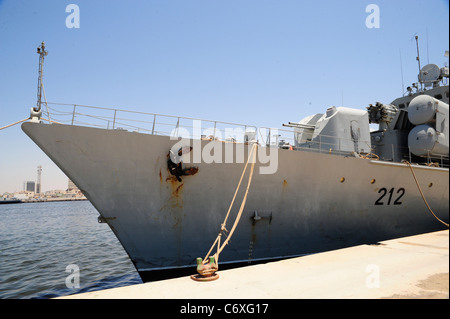 Les FRÉGATES DE LA CLASSE KONI Al Hani de Libye hull no. 212 de la nef à Kadhafi des quais à Bengdazi Banque D'Images